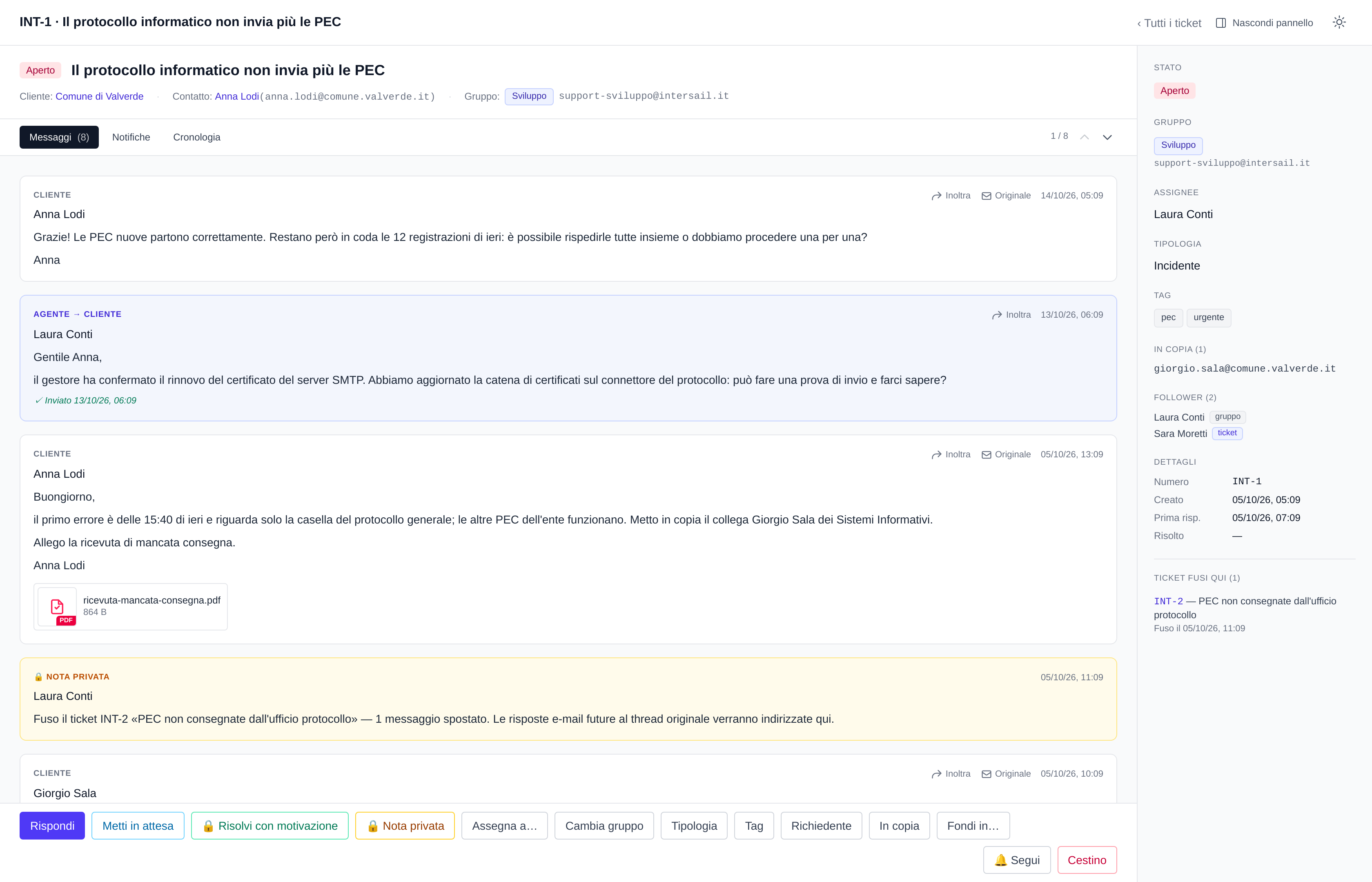 Dettaglio del ticket INT-1: conversazione con messaggi del cliente, risposte dell'agente e note private, pannello delle proprietà e barra delle azioni